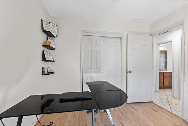 Building Photo - Conveniently located 3 Bedroom with 2 Car Garage
