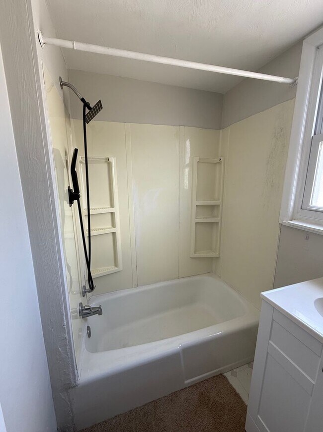 Building Photo - 1 Bed 1 Bath in Swissvale