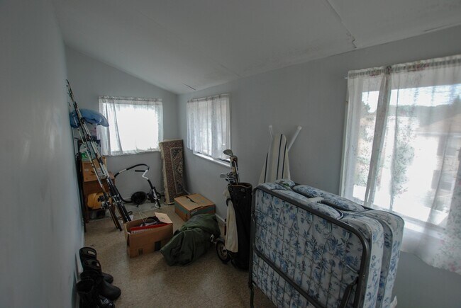 Building Photo - 159 Forest St