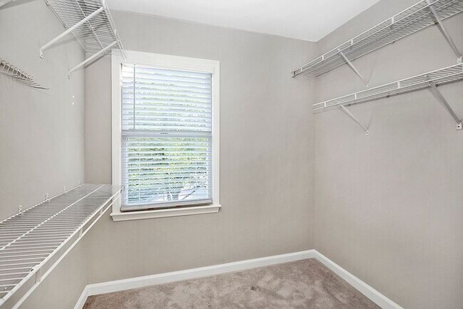 Building Photo - Well Maintained 4BD/2.5BA Home in the Cheshunt Community!