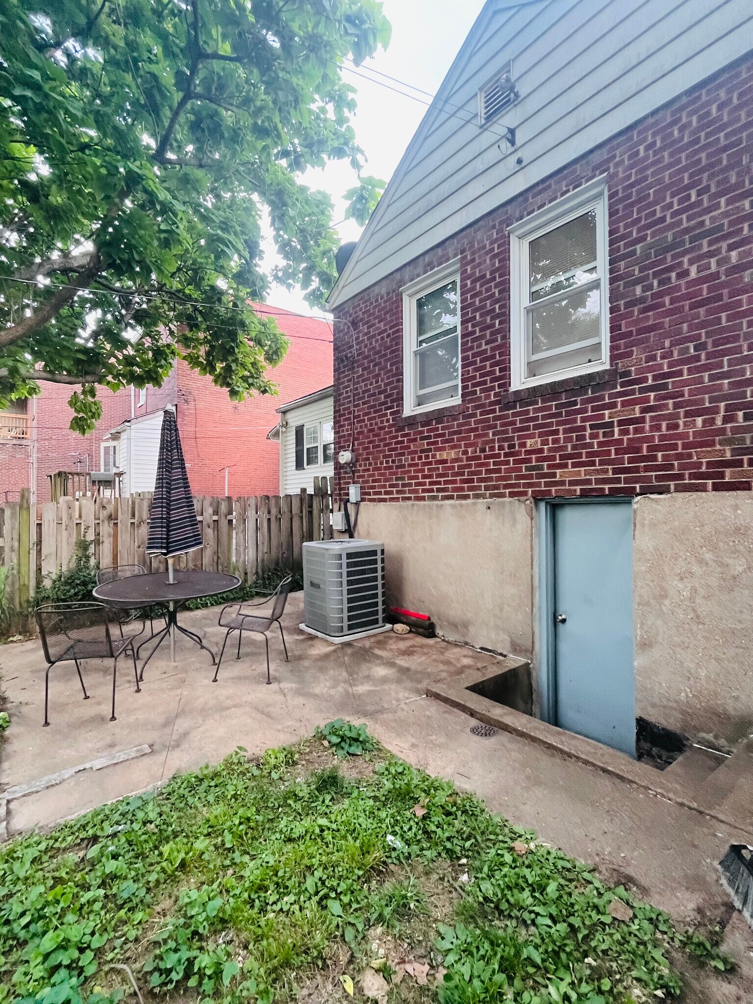 Building Photo - 4985 Arsenal St