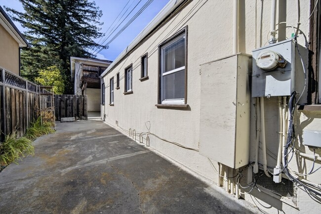 Building Photo - 736 Mountain View Ave