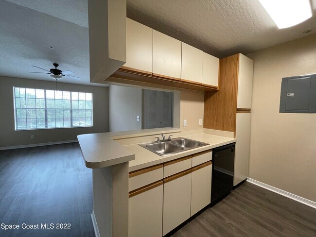 Building Photo - 7667 N Wickham Rd