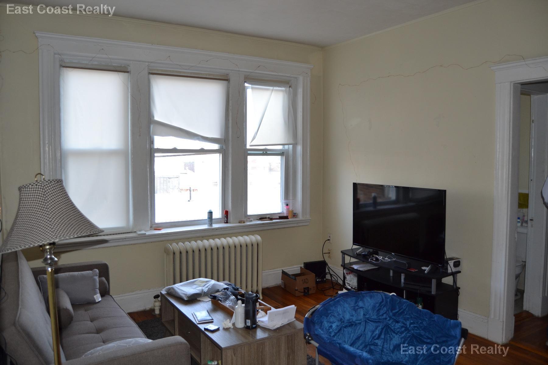 Building Photo - 220 Kelton St