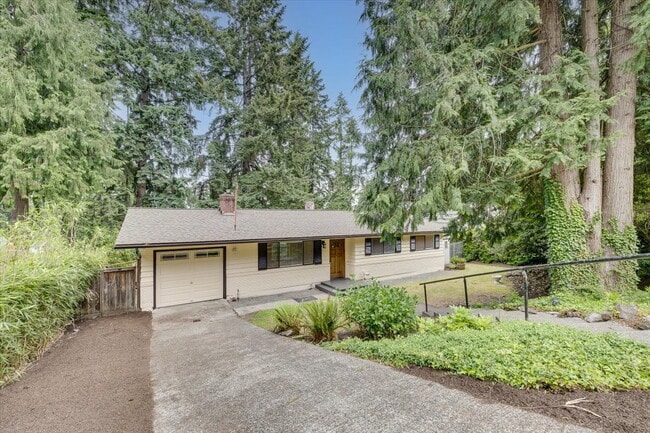 Building Photo - Spacious 3 bed 2.5 bath in Eastgate neighborhood.
