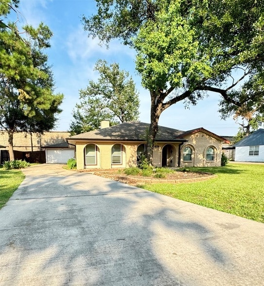 Building Photo - 28922 Savannah Dr