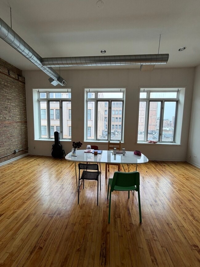 Building Photo - 1270 N Milwaukee Ave