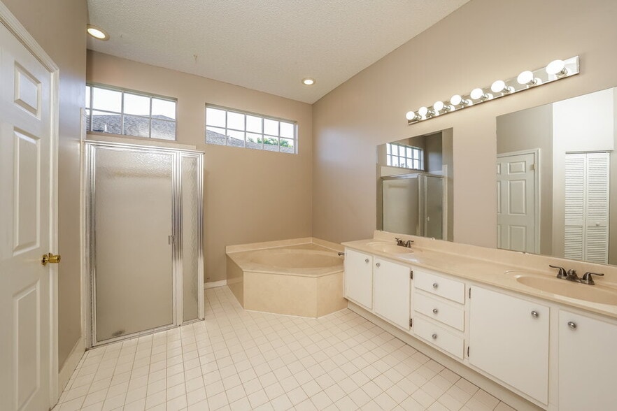 Building Photo - 984 Lake Breeze Dr