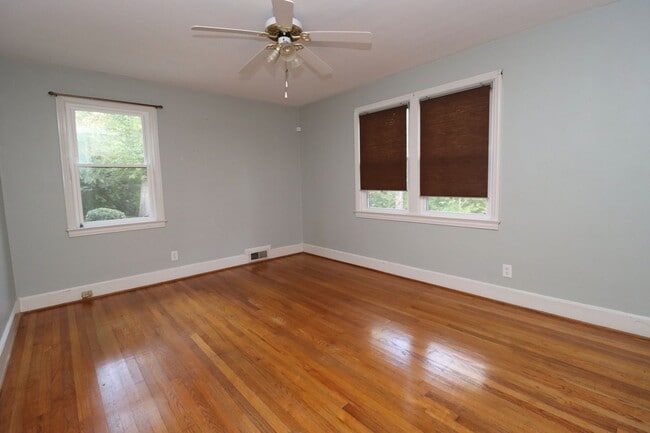 Building Photo - Updated 3 bedroom 2.5 bath home in Sherwood Forest