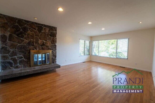 Building Photo - 20 Portola Ave