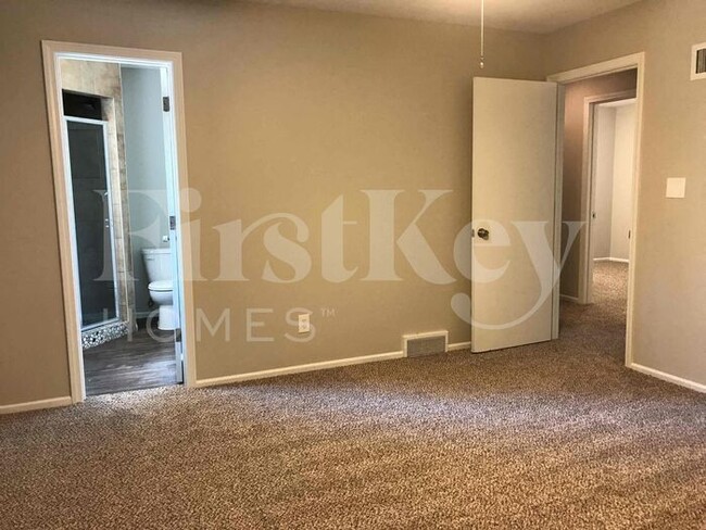 Building Photo - 5813 NW Aspen Ln