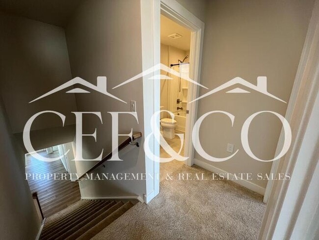 Building Photo - Spacious Townhome available in Spartanburg's East Side