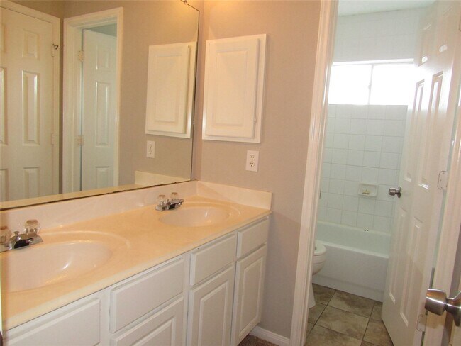 Building Photo - 3519 Englewood Dr