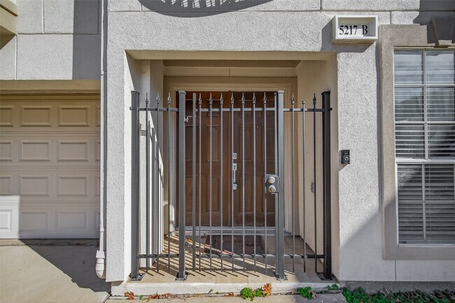 Building Photo - 5217 Blossom St