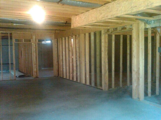 Building Photo - 2060 Rose Bay Rd