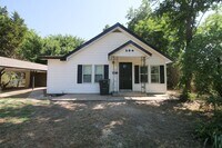 Building Photo - Recently Remodeled 3 Bed 2 Bath!