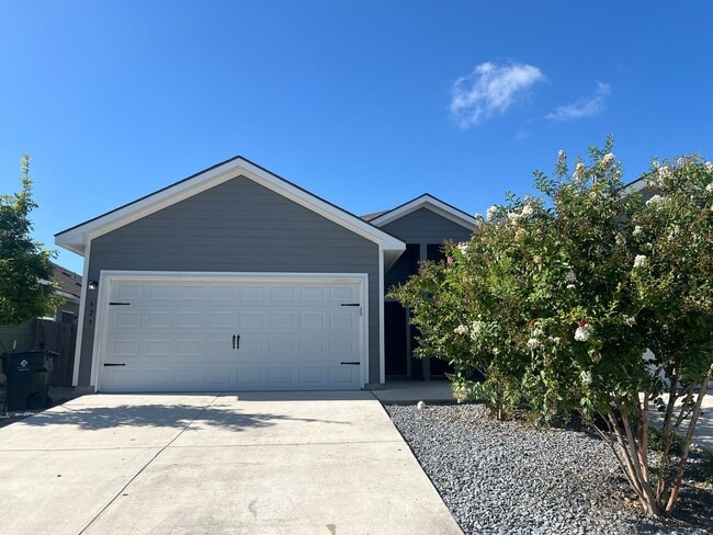 Primary Photo - Luxury 3/2 Duplex in Seguin, Texas