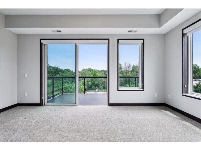 Building Photo - 253 Lake St E