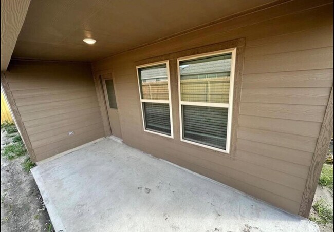 Building Photo - 7742 Lariat Toss Dr