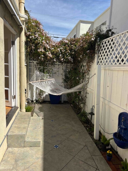 Building Photo - 3106 Broadway