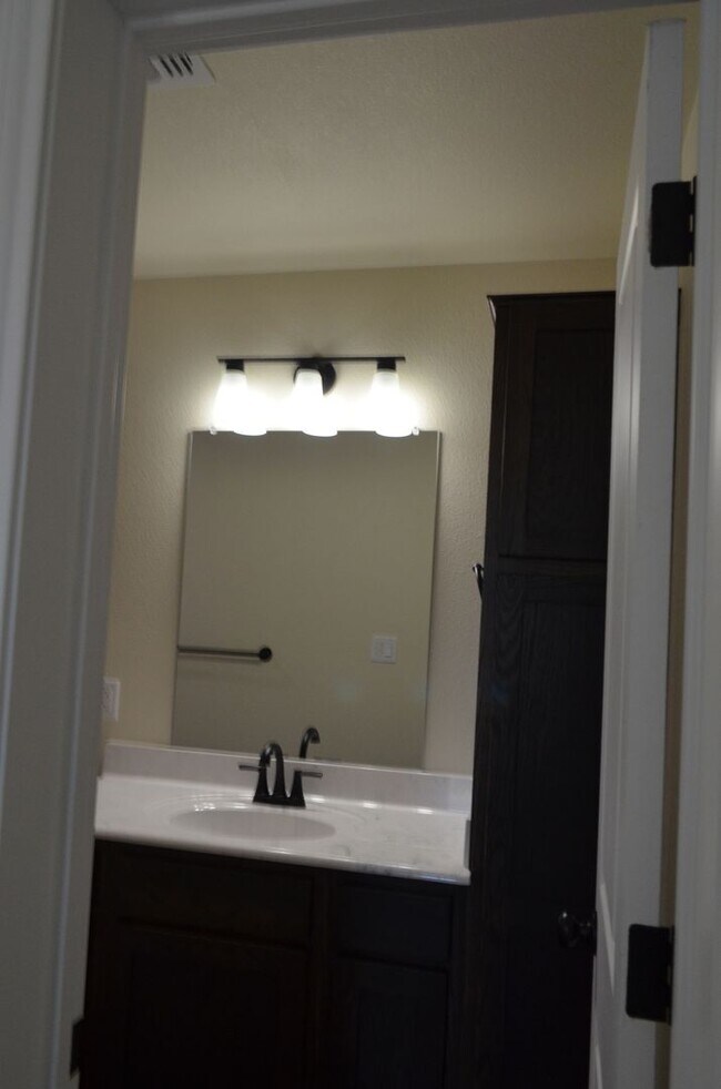 Building Photo - 1001 Cline Dr