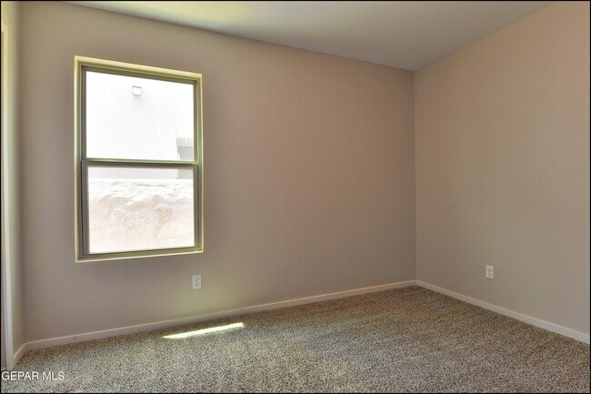 Building Photo - 621 Cedarwood Ave
