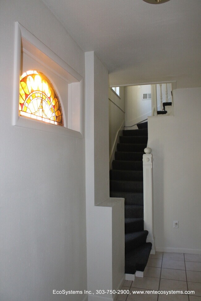 Building Photo - Highlands 1 Bedroom 1 Bath w/ Yard and Laundry!