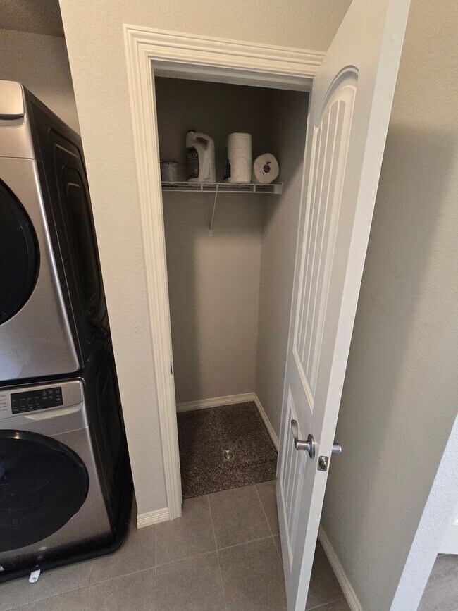 Building Photo - 3B/3B Townhome NOW AVAILABLE in Windsor! Great Location!