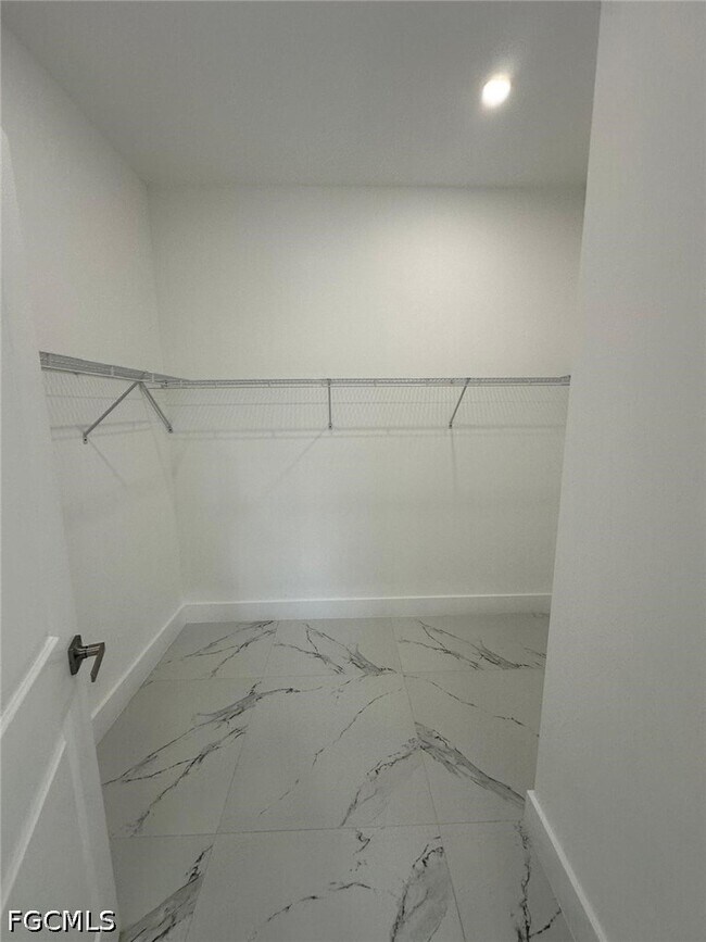 Building Photo - 612 Ames St E