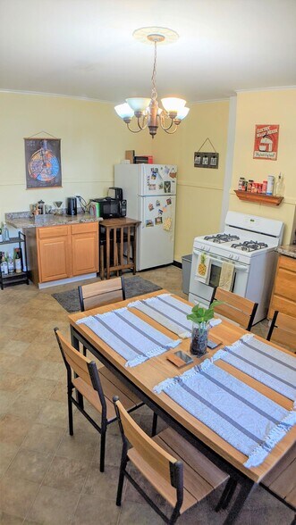 Building Photo - 13 Bristol St