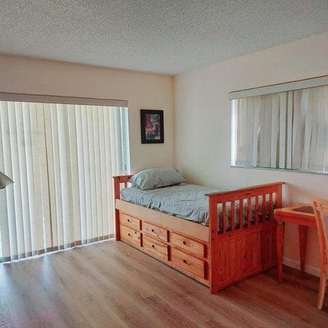 Building Photo - 767 Burgundy B