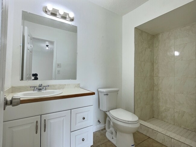 Building Photo - 1537 E 67th St