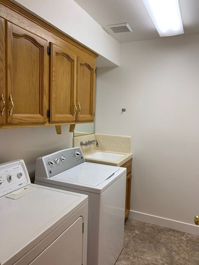 Building Photo - Spacious Bullard Area condo, recently upda...