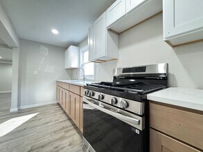 Building Photo - BRAND NEW RENOVATION! Modern 3BR Single Fa...