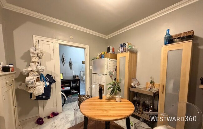 Building Photo - 6051 N Hermitage Ave