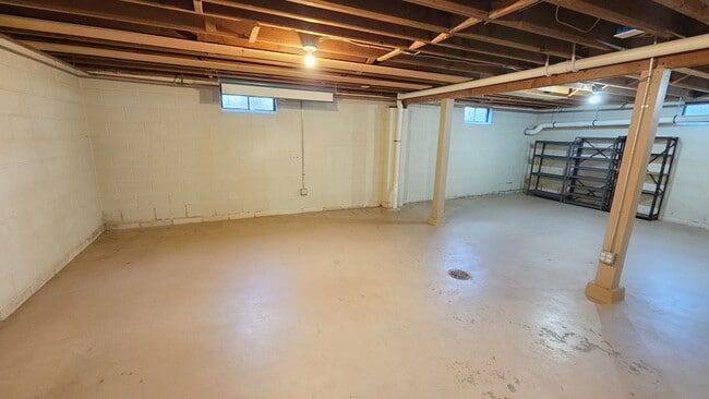 Building Photo - Charming 3-Bedroom Home on Spacious Land Just South of Ankeny - RENT SPECIAL