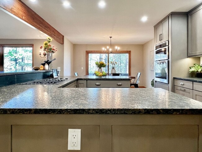 Building Photo - 6245 Summit Ct