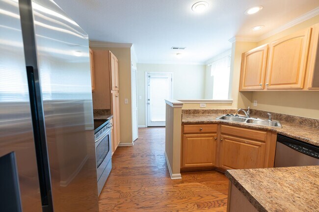 Building Photo - 111 Goldfinch Ave