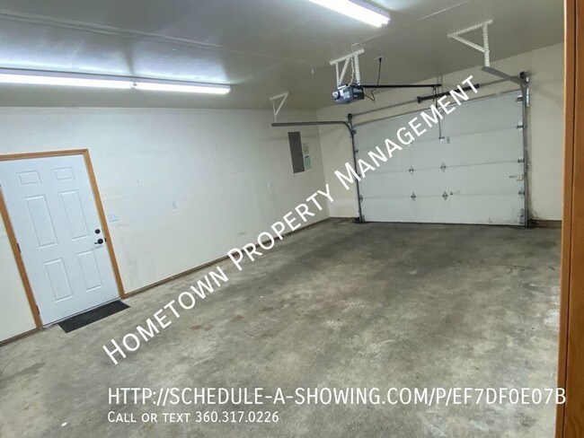 Building Photo - Waterfront Rambler on Pattison Lake! Avail...