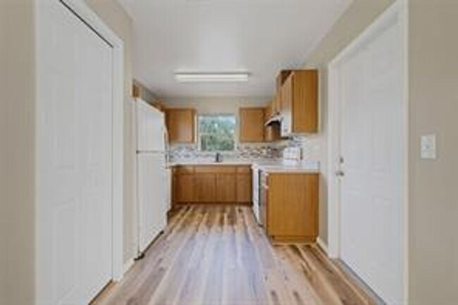 Building Photo - Beautiful 3/1 in the heart of Plant City