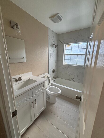 Bath - 1313 Golfview St