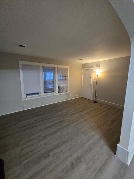 Building Photo - 2358 Putnam St