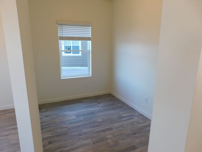 Building Photo - WALKING DISTANCE TO COMMUNITY