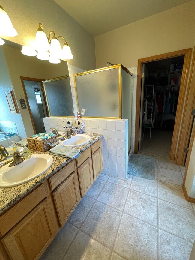 Building Photo - ADORABLE 5 BEDROOM, 4 BATH, 3 CAR GARAGE L...