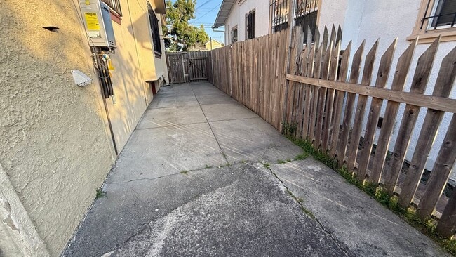 Building Photo - EPIC REA: Charming 2 Bed/ 1 Bath Home in Oakland’s Foothill Neighboorhood