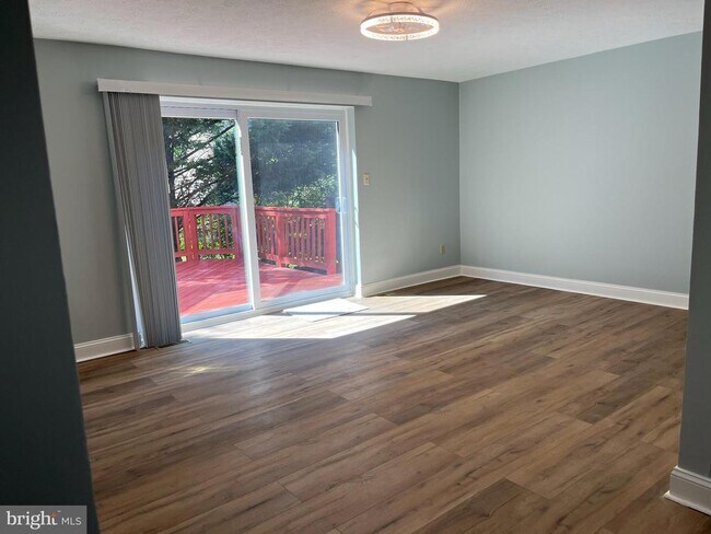 Building Photo - 8523 Pine Run Ct