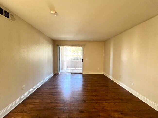 Building Photo - 2 bed, 2 bath located in Corona, CA!
