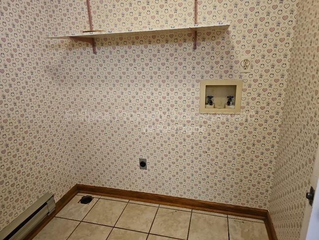 Building Photo - 9 River Dr