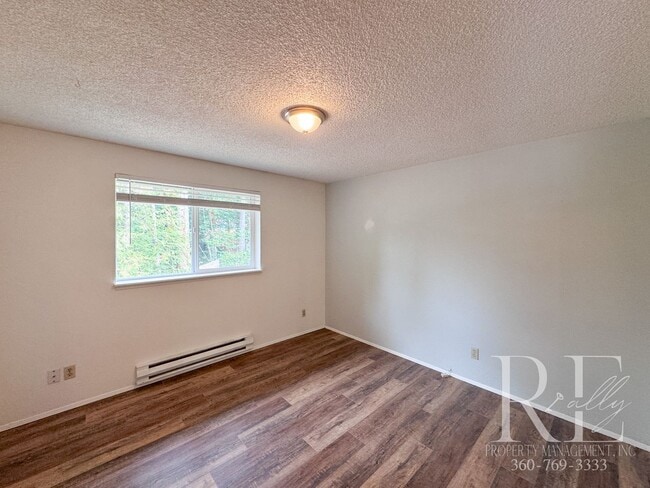 Building Photo - Spacious 4-Bedroom Home with Garage on Qui...