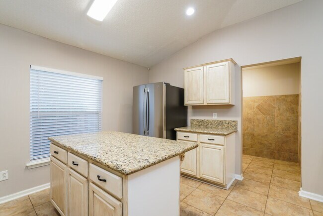 Building Photo - 2835 Southampton Dr